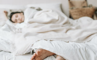 Many people prefer to wear pajamas or another type of comfortable attire in bed. However, sleeping naked can help keep the body cool, which may promote better quality sleep. Sleeping naked may also have other health benefits. Learn more here.