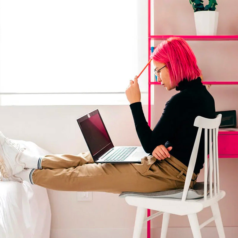 10 College Dorm Essentials for Freshmen:  Transform Your Little Space into a Cozy and Inviting Home